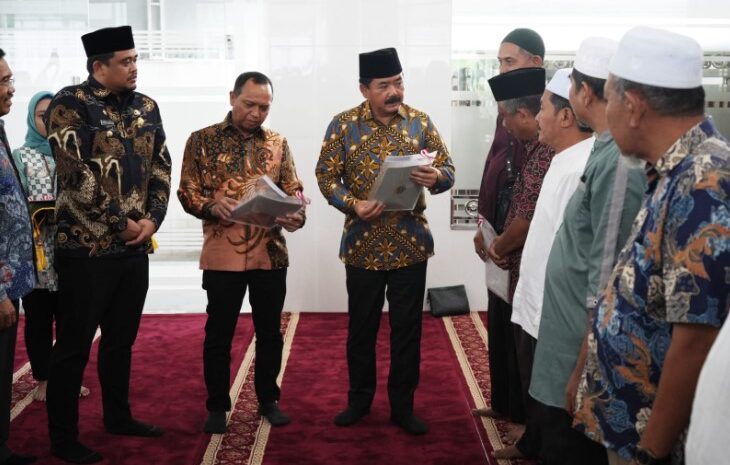 Wali Kota Medan Bersama Menteri ATR/BPN RI Serahkan 11 Sertipikat Tanah Wakaf