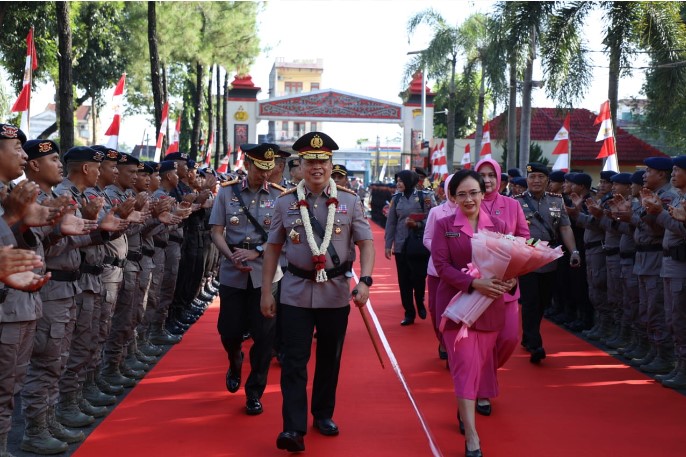  Tiba di Polda Sumut, Irjen Pol Agung Setya Disambut Penghormatan