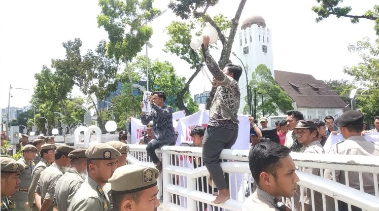 Polrestabes Medan Kawal Aksi Massa KPK Sumut Geruduk Kantor Gubsu