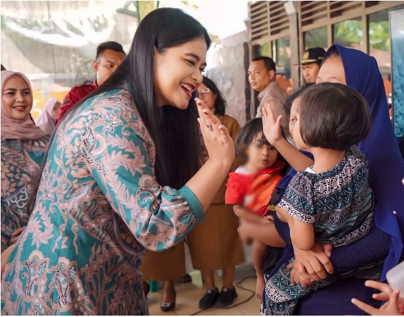 Kahiyang Ayu Bobby Nasution Beri Makanan Tambahan pada Anak Stunting