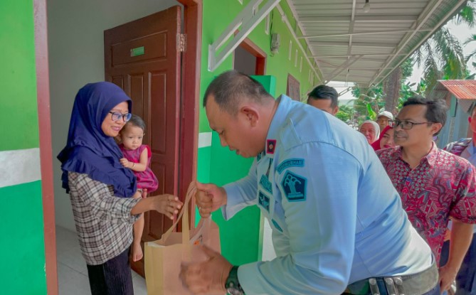  Ketuk Rumah Warga, Kalapas Binjai Beserta Jajaran Berikan Bantuan Bagi Balita Stunting