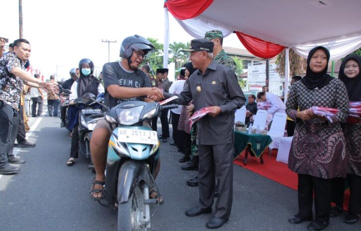  Ikut Serta Wujudkan Indonesia Emas, Bupati dan Forkopimda Asahan Bagi Bendera Merah Putih