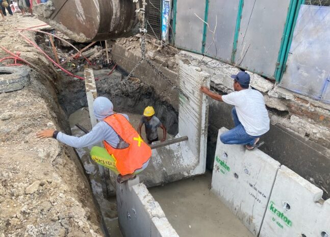 Dinas SDABMBK Kota Medan Pasang U-Ditch Atasi Genangan Air di Jalan Bahagia By Pass