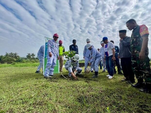 PT IHIP Peduli Lingkungan, Tanam 100 Pohon di Pesisir Pantai Topogaro