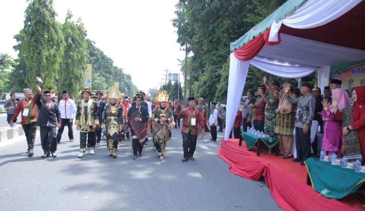 Bupati Asahan Lepas Parade Seni dan Budaya 14 Etnis