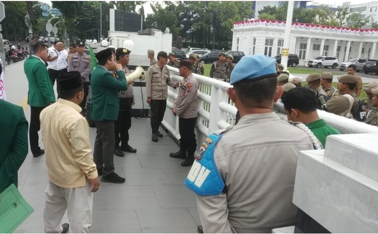  Dikawal Polrestabes Medan, Demo Mahasiswa Al-Washliyah Sumut di Kantor Gubsu Berjalan Kondusif