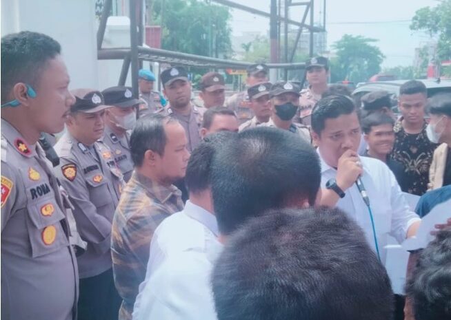  Polrestabes Medan Kawal Demo Massa Aliansi Kawal Pemilu di Bawaslu dan KPU Sumut