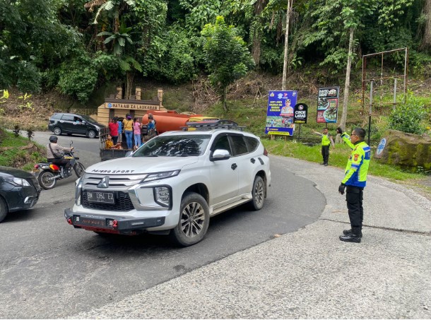  Cegah Kemacetan, Personil Sat Samapta Polrestabes Medan Atur Arus Lalu Lintas di Daerah Wisata Medan-Berastagi