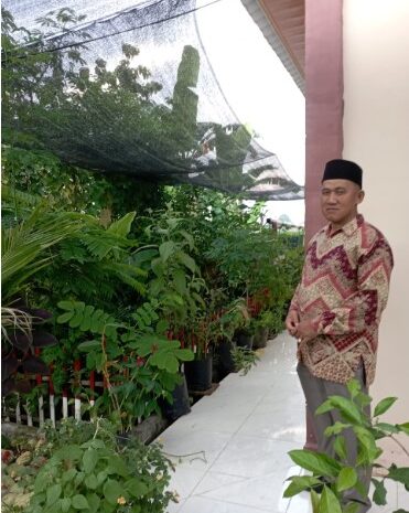 Kades Taraman Jaya Manfaatkan Lahan Kosong Budidayakan Tanaman Toga