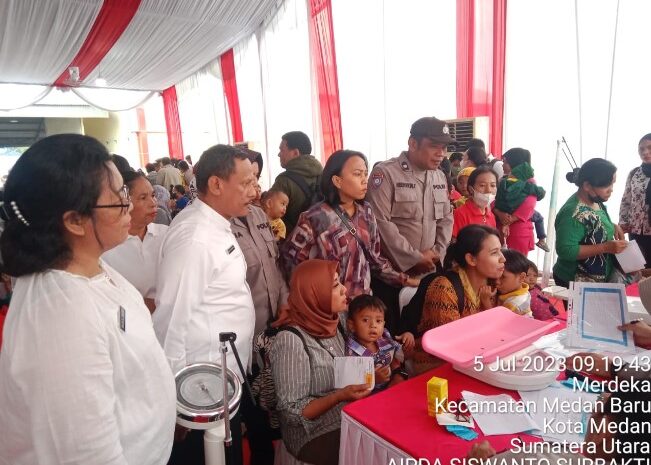 Kapolsek Tuntungan Bawa Anak Stunting Berobat ke Rumah Sakit Bhayangkara Polda Sumut