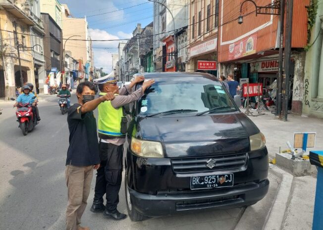  Operasi Patuh Toba 2023, Satlantas Polrestabes Medan Bagikan Brosur dan Sticker kepada Pengguna Jalan