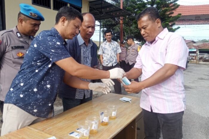  17 Personil Polres Toba Ditest Urine