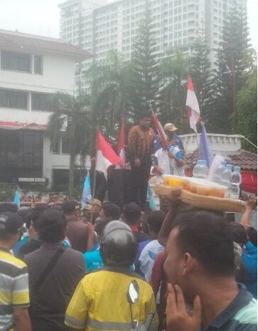  Dikawal Polisi, Ratusan Buruh Geruduk Kantor Walikota Medan Minta Cabut UU Cipta Kerja