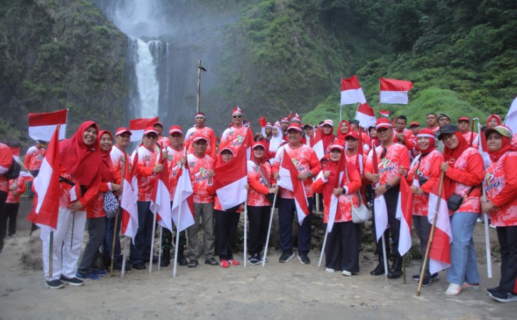  Kibarkan Merah Putih di Air Terjun Ponot, Bupati Asahan Ajak Junjung Tinggi Nilai Sejarah