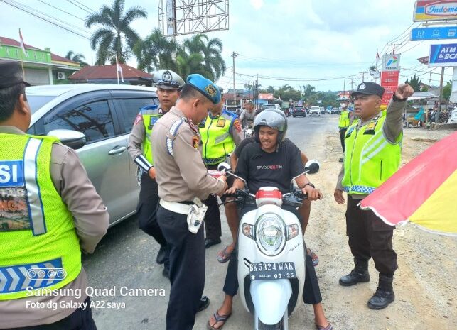  Satlantas Polres Simalungun Berbagi Bendera Merah Putih Kepada Pengendara