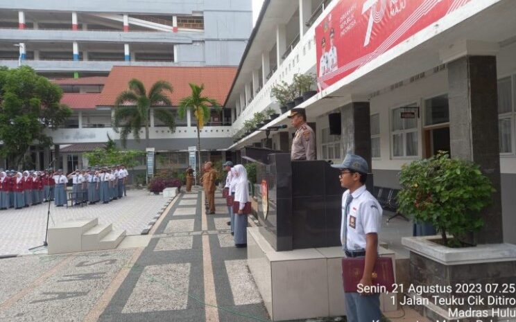  Pimpin Upacara di SMAN 1 Medan, Kasat Binmas Berpesan Jangan Tawuran dan Berbuat Kriminal