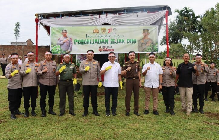  Wakapolrestabes Medan Bersama Forkopimda Tanam Pohon di Simalingkar