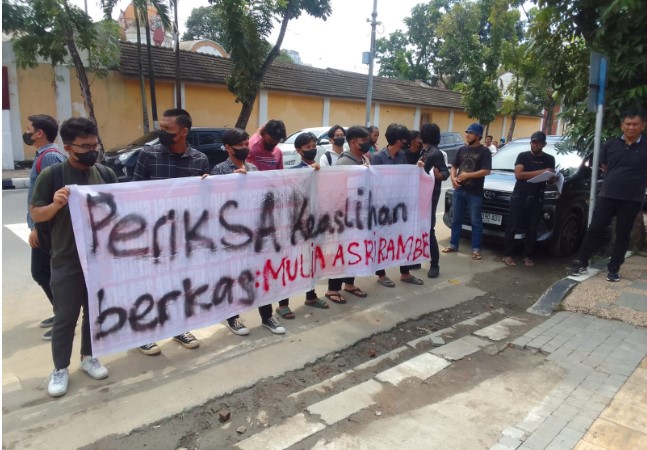 Massa Mahasiswa Gelar Aksi Damai Minta KPU Medan Batalkan Berkas Bacaleg Bayek