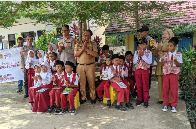 Kapolsek SS III Gelar Baksos Pendistribusian Buku Kepada Siswa SDN 01 Margodadi