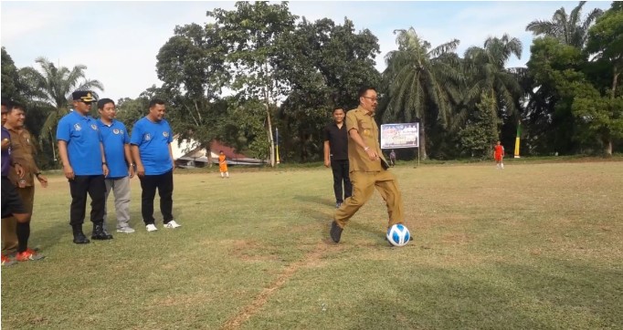 Bupati Labusel Buka Turnamen Sepak Bola Suratin U-15