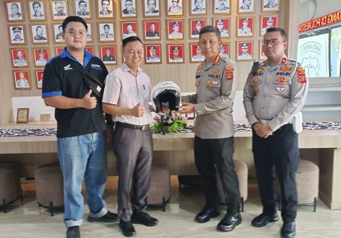 Kapolrestabes Medan Terima Bantuan 100 Helm untuk Personel Lantas