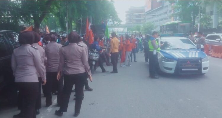 Polrestabes Medan Kawal Demo Serikat Buruh di Lapangan Merdeka