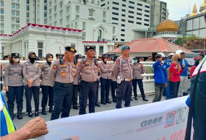 Polrestabes Medan Kawal Unras Massa Gebrak di Kantor Gubernur Sumut