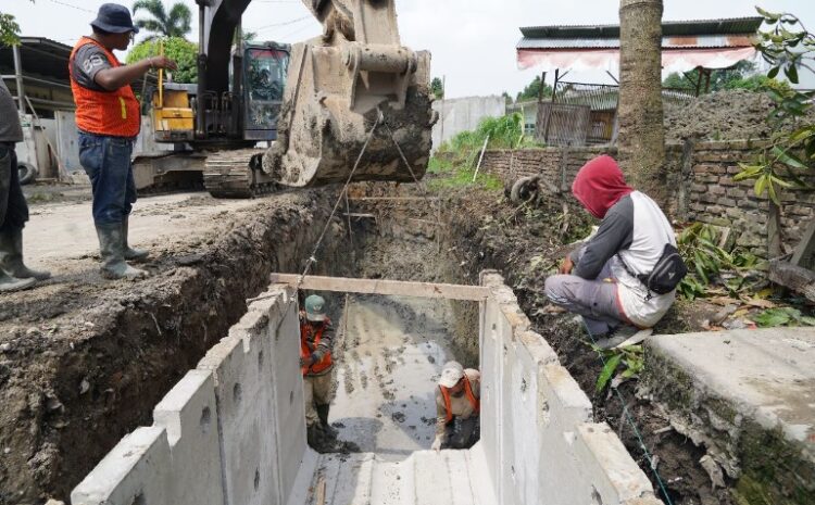 Dinas SDABMBK Tingkatkan Saluran Drainase Jalan Jermal VII