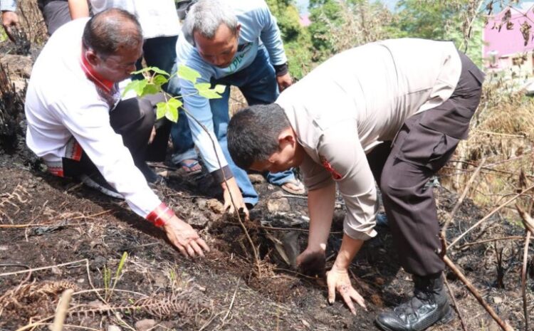 Pasca Terjadi Karhutla, Kapolres Simalungun Patroli dan Tanam Pohon di Haranggaol