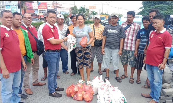  Ketua Pewarta Berbagi Sembako tanpa Pandang Suku, Ras dan Agama