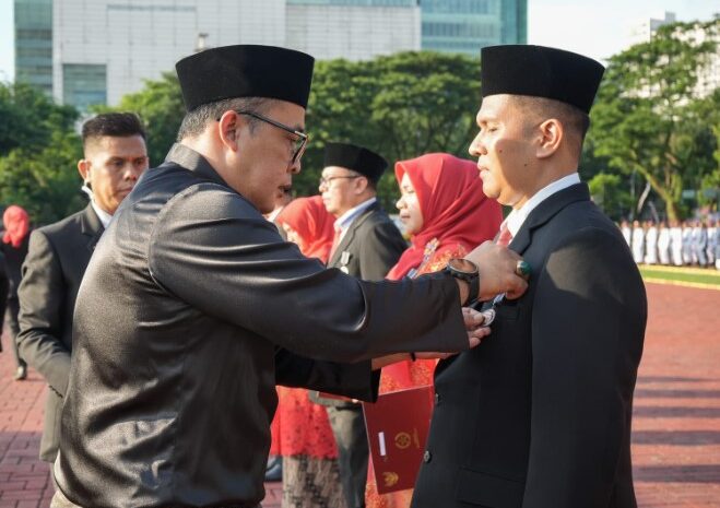 Upacara Penurunan Bendera Diwarnai Pemberian Tanda Kehormatan Satyanlancana Satya pada PNS Pemko Medan