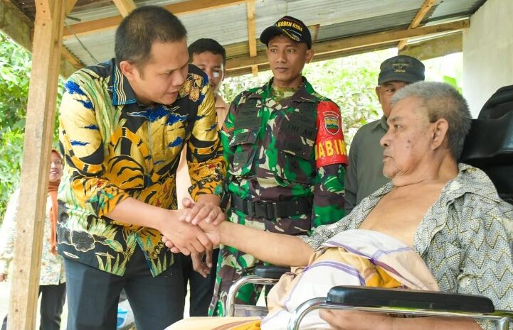  Jumat Berkah, Pemkab Sergai Salurkan 2 Unit Kursi Roda