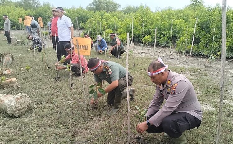  Kapolsek Kualuh Hilir Gelar Penanaman Pohon Serentak di Tanjung Leidong