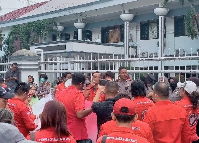 Polisi Kawal Aksi Demo Massa di Kantor Kejari Medan