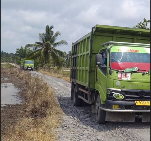  Truk Bermuatan Pasir Dilarang Masuk Ke Desa Simandulang, Truk Bermuatan Petrun Malah Dikasih Izin