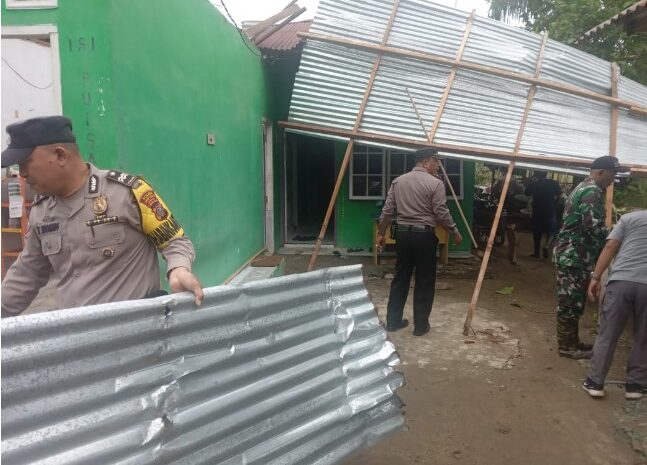  Polsek Firdaus Bantu Perbaiki Rumah Warga Diterpa Angin Kencang di Desa Silau Rakyat