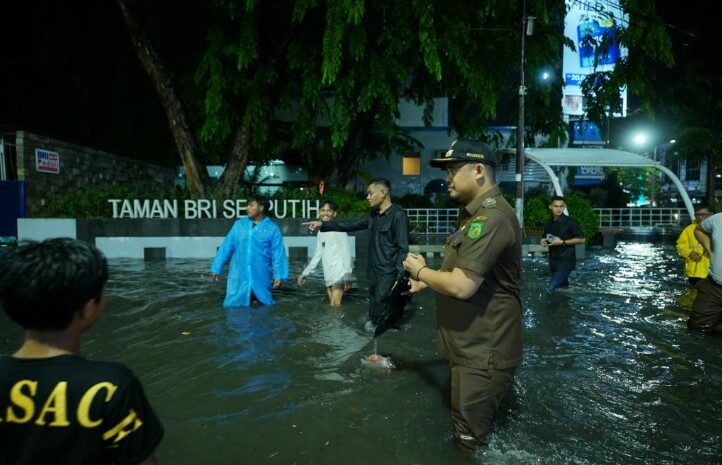  Pastikan Pengerjaan Drainase Berfungsi, Bobby Nasution Basah-basahan Terobos Hujan Deras