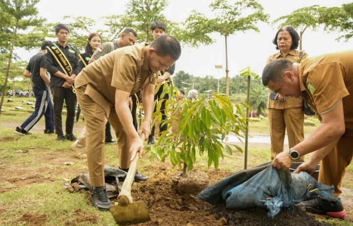 Bakti Sosial Pemuda Peduli Dispora Medan Tanam Pohon Durian di Taman Pekuburan Simalingkar B