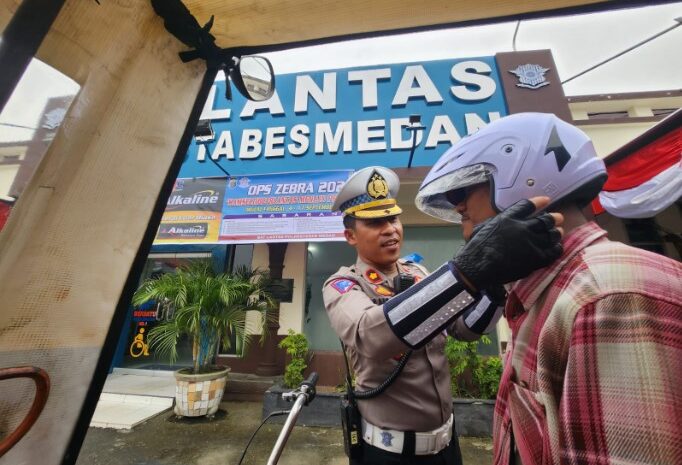  Sat Lantas Polrestabes Medan Sosialisasi Ops Zebra Toba 2023 dan Bagikan Helm kepada Parbetor