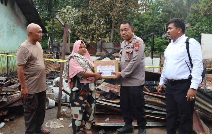 Kapolres PSP Salurkan Bantuan Untuk Korban Kebakaran di Kelurahan Losung