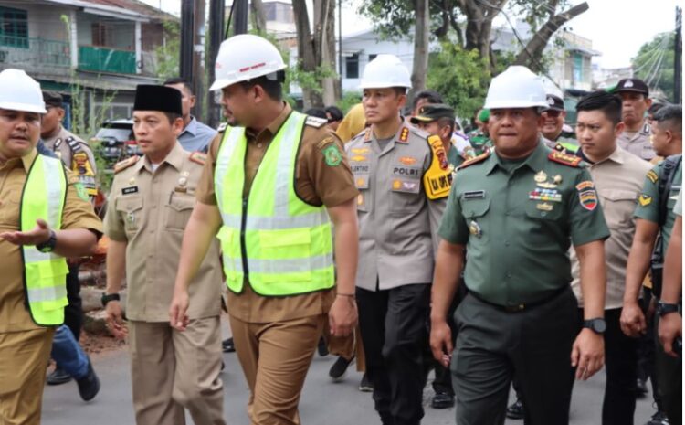 Kapolrestabes Medan Dampingi Bobby Tinjau Pemancangan Tiang Pelebaran Parit