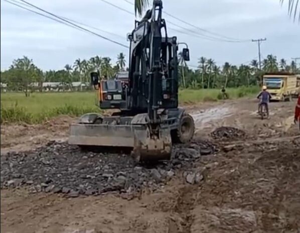 SG Group Kembali Timbun Jalan Rusak Di Desa Bangun Baru