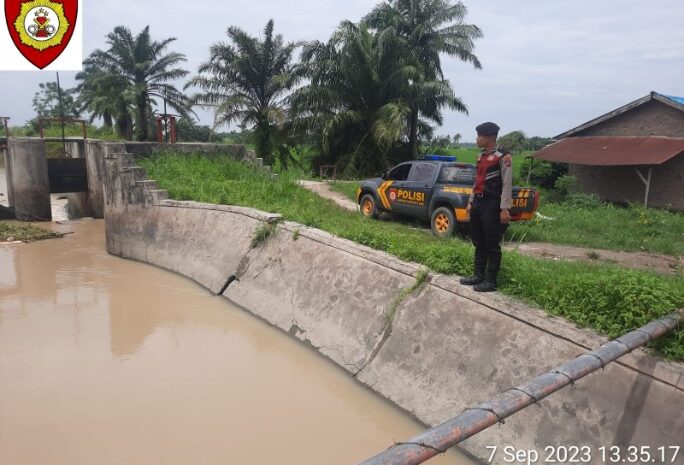 Waspada Banjir, Personil Sat Samapta Polres Batubara Cek Debit Air di Sungai Desa Panjang