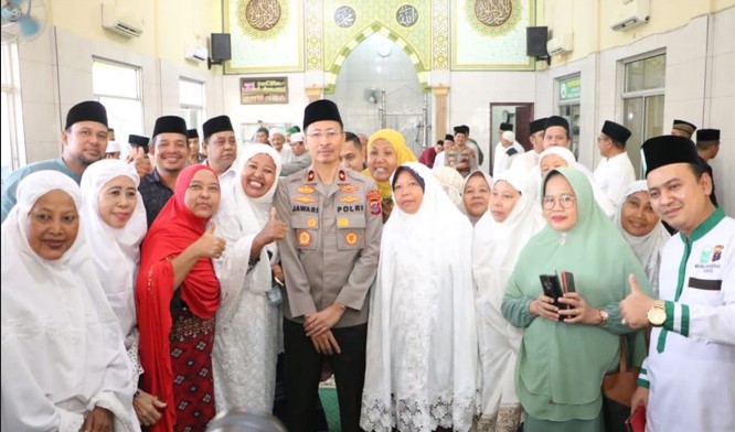  Dekatkan Diri kepada Allah SWT, Wakapolda Sumut Sholat Subuh Berjamaah di Mesjid Ihktibar