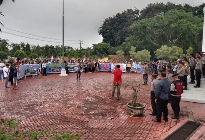  Ratusan Karyawan PT SPR Geruduk Kantor Bupati Asahan, Minta Penyelesaian Masalah