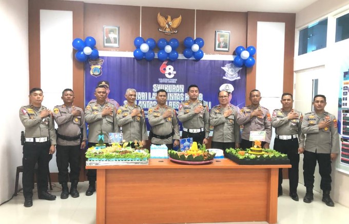  Polres Morowali Rayakan HUT Polantas Bhayangkara Ke-68 Dengan Potong Tumpeng Nasi Kuning