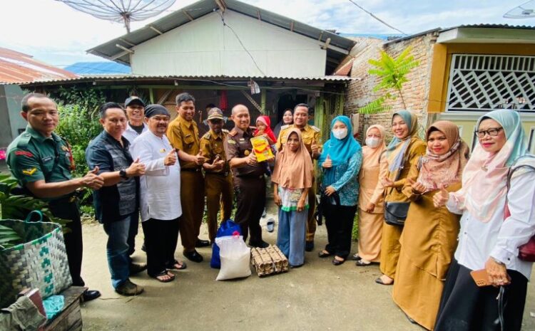 Kajari Asahan dan Kadis P2KBP3A Berikan Makanan Tambahan Untuk Anak Stunting