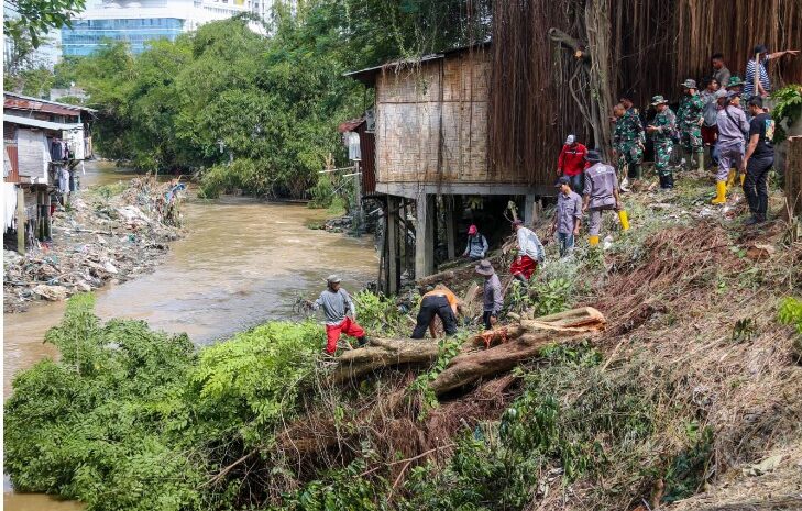  Gotong Royong Peduli Deli, Petugas Bersihkan Sungai di Kawasan Kampung Aur