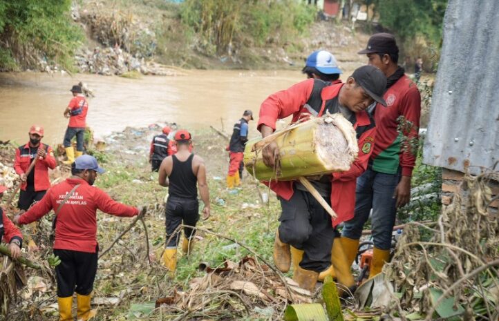 400 Personil Dikerahkan Bersihkan Aliran Sungai Deli di Jalan Pertempuran Medan Barat