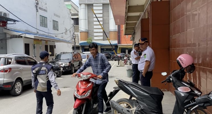 Parkir di Trotoar Jalan Kawasan Kesawan, Siap-Siap Ban Digembosi